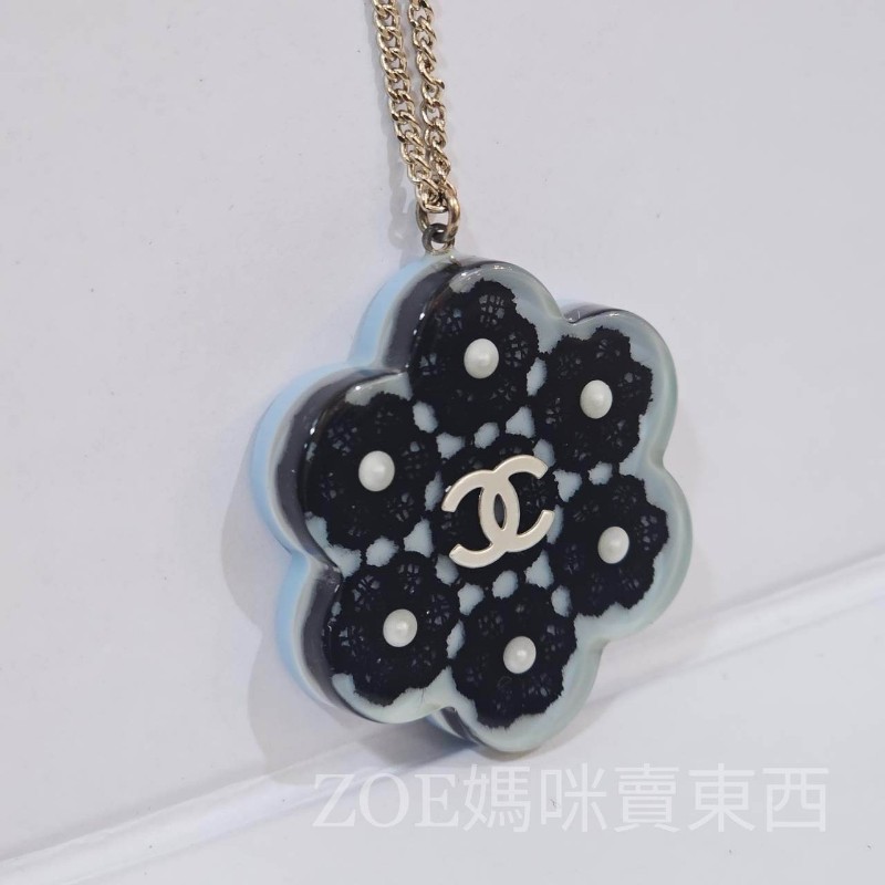 Chanel淺藍色底山茶花造型銀色雙C壓克力墜飾項鍊-1