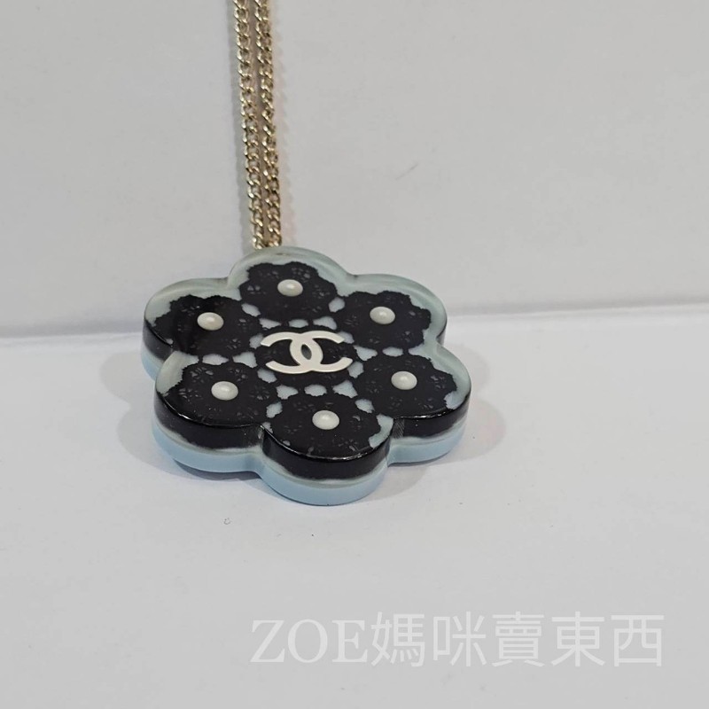 Chanel淺藍色底山茶花造型銀色雙C壓克力墜飾項鍊-3