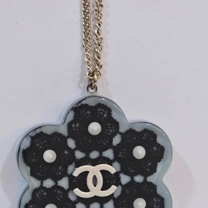 Chanel淺藍色底山茶花造型銀色雙C壓克力墜飾項鍊-5