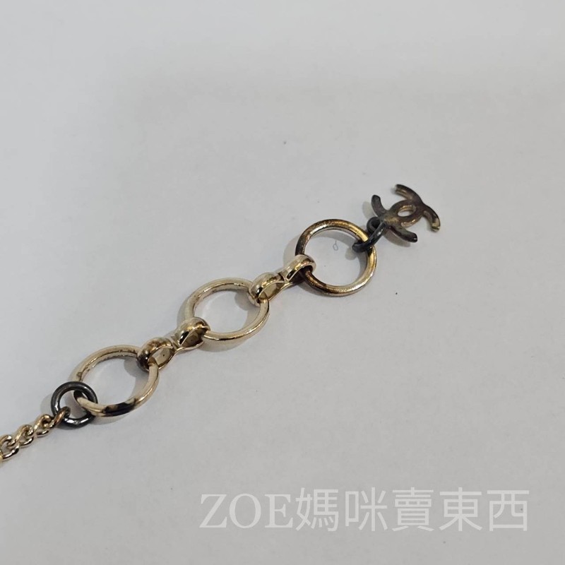 Chanel淺藍色底山茶花造型銀色雙C壓克力墜飾項鍊-10