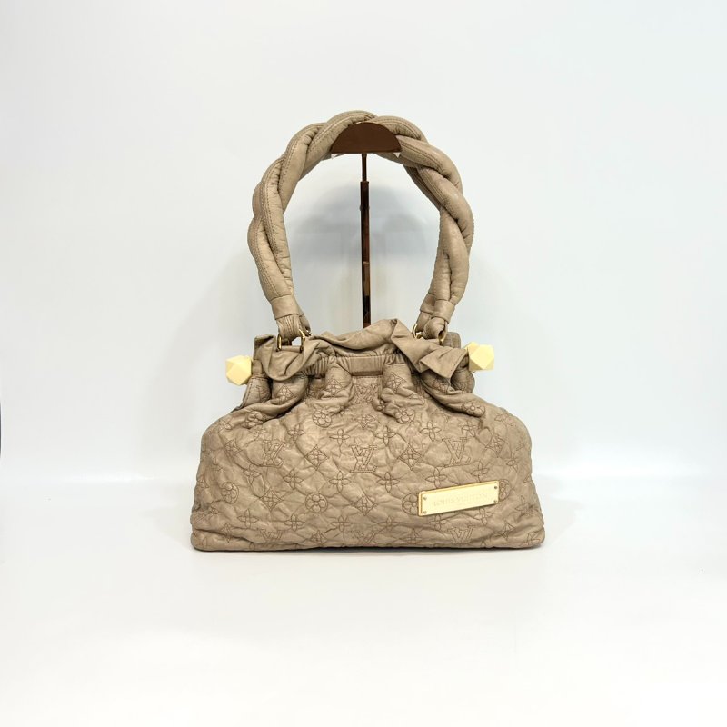 LV奶茶抓皺牛皮辮子肩背包-0