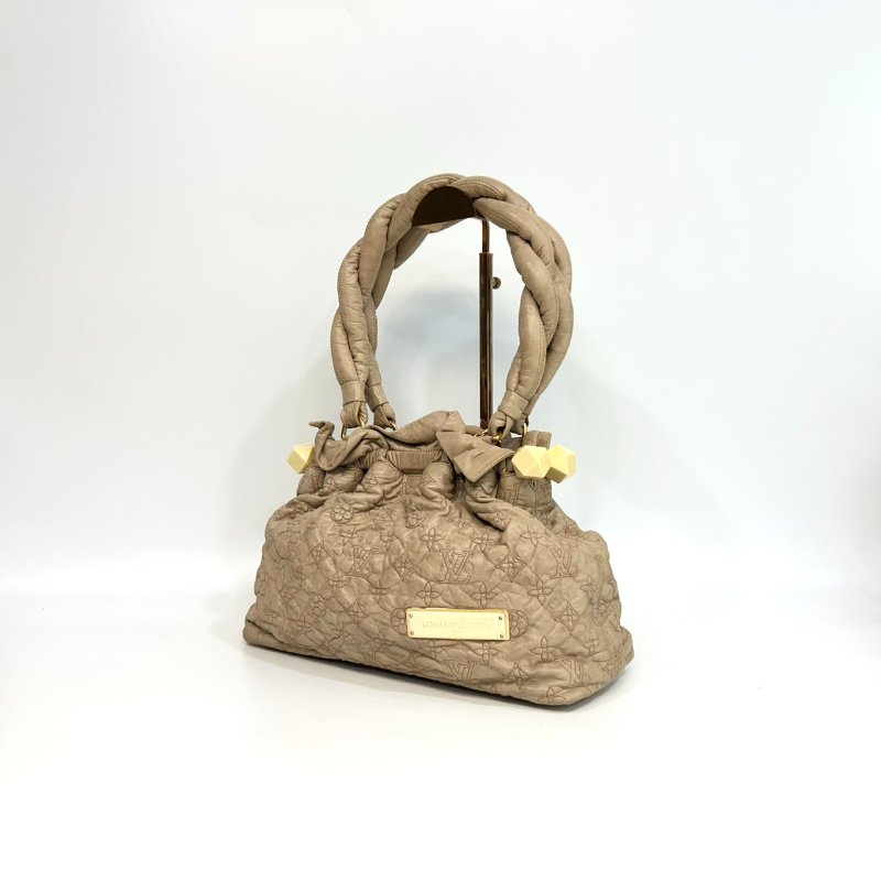 LV奶茶抓皺牛皮辮子肩背包-3