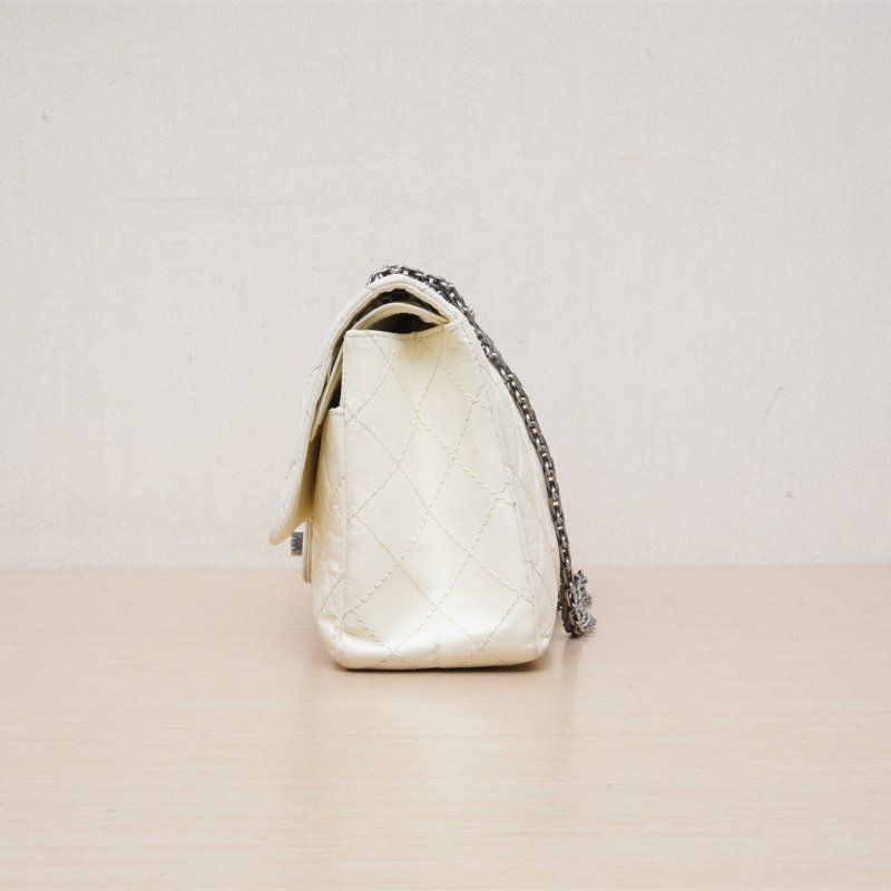 CHANEL 2.55口蓋包大號28白色牛皮13開銀扣肩背包-4