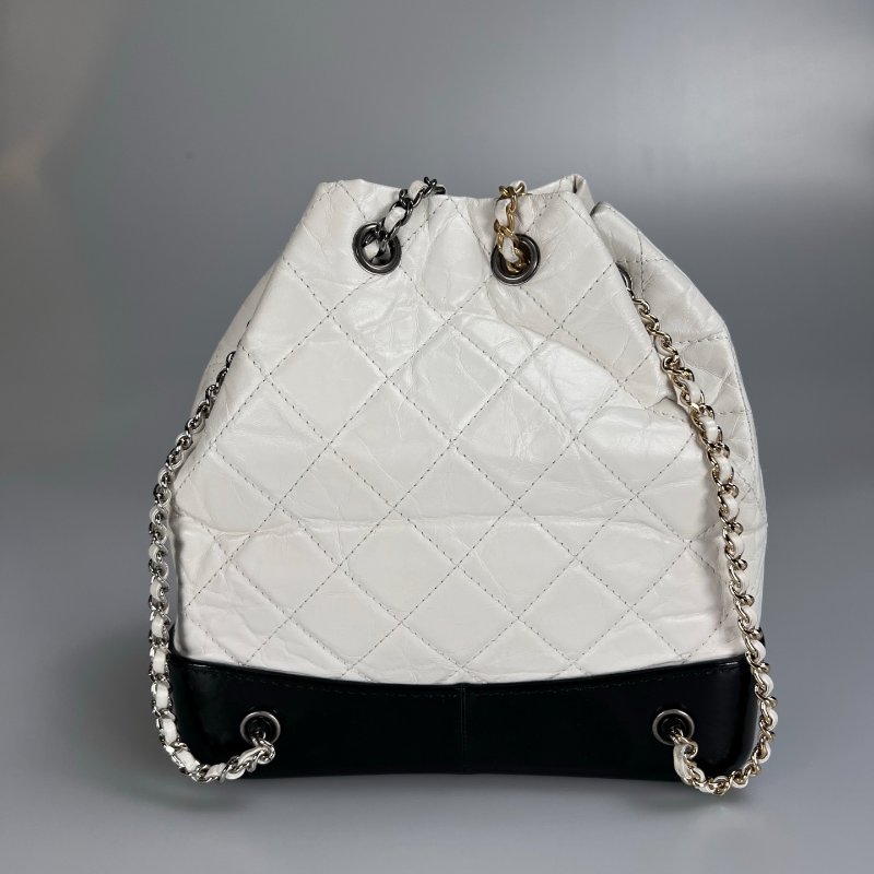 CHANEL 24開 黑白流浪後背包-1