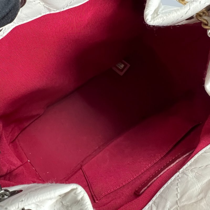 CHANEL 24開 黑白流浪後背包-5