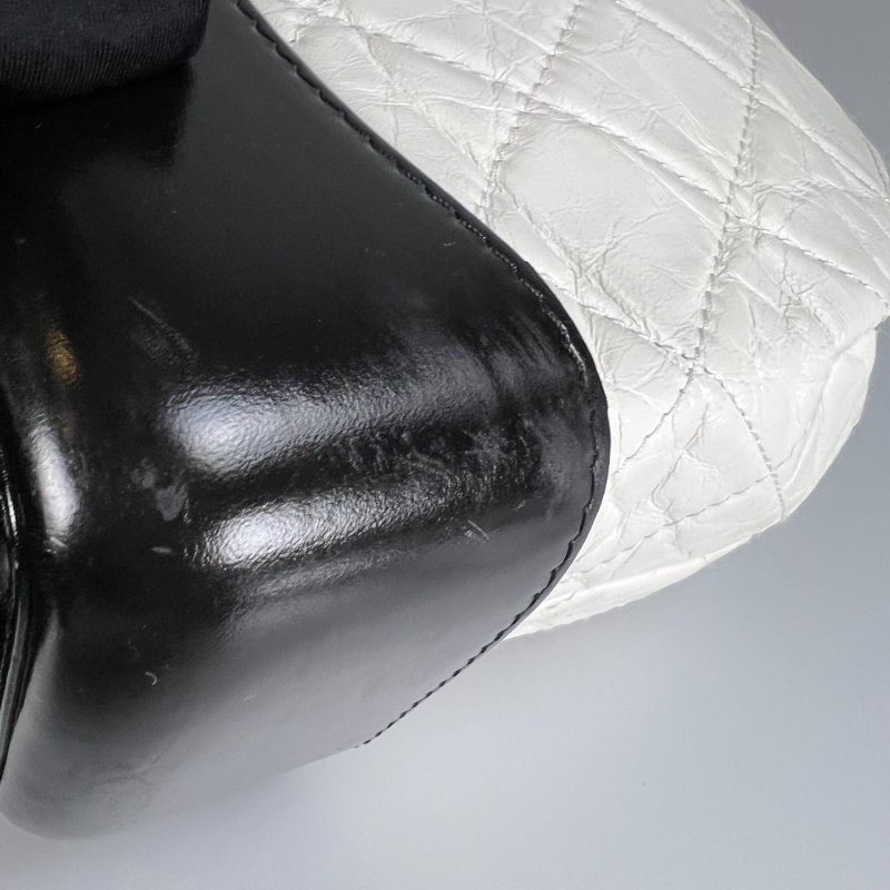 CHANEL 24開 黑白流浪後背包-7