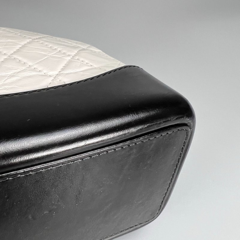 CHANEL 24開 黑白流浪後背包-8