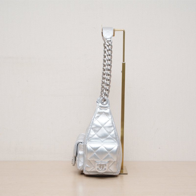 CHANEL 25Chobo雙口袋腋下包銀色羊皮晶片開銀扣肩背包-4