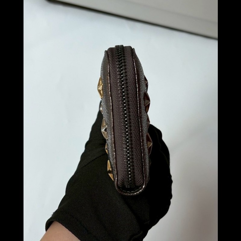 Jimmy Choo 銀色皮革星星鉚釘拉鍊長夾-6