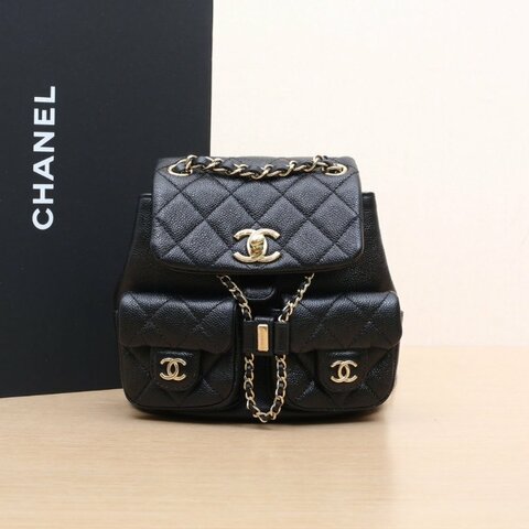 CHANEL 23PDuma抽繩口蓋雙肩包雙口袋小號18黑色牛皮晶片開金扣荔枝肩背包