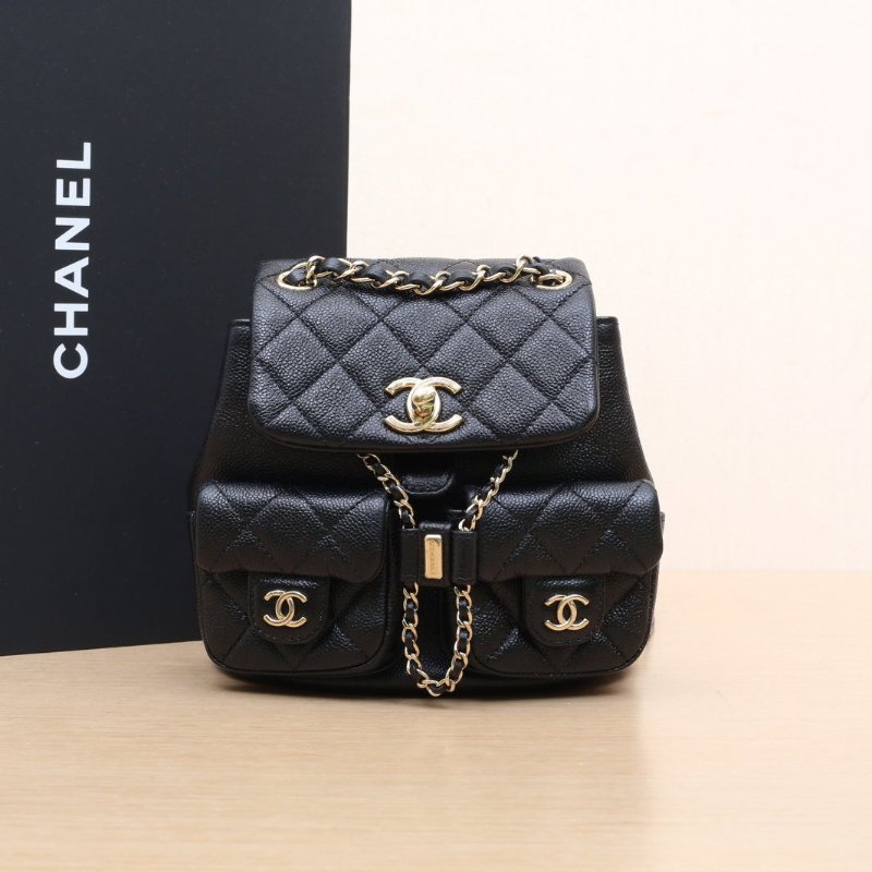 CHANEL 23PDuma抽繩口蓋雙肩包雙口袋小號18黑色牛皮晶片開金扣荔枝肩背包-0