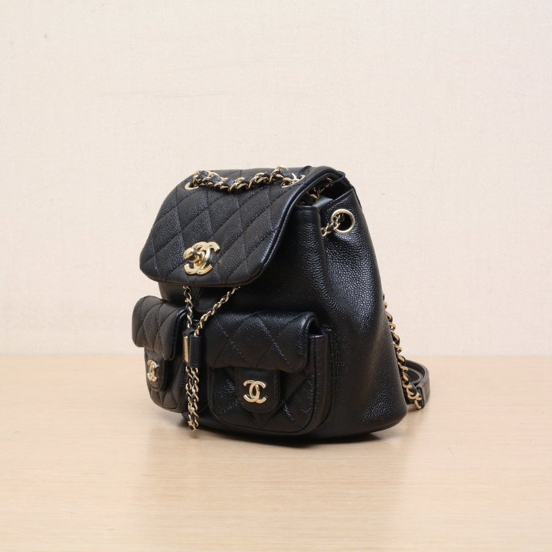 CHANEL 23PDuma抽繩口蓋雙肩包雙口袋小號18黑色牛皮晶片開金扣荔枝肩背包-3