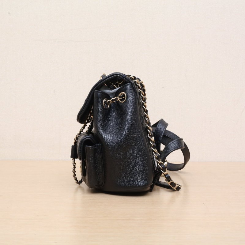 CHANEL 23PDuma抽繩口蓋雙肩包雙口袋小號18黑色牛皮晶片開金扣荔枝肩背包-4