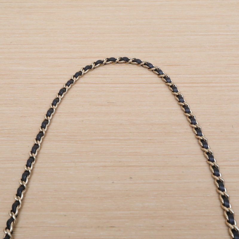 CHANEL 23ACF口蓋包18黑色羊皮晶片開淺金扣水鑽金屬皮穿手柄肩背包-2