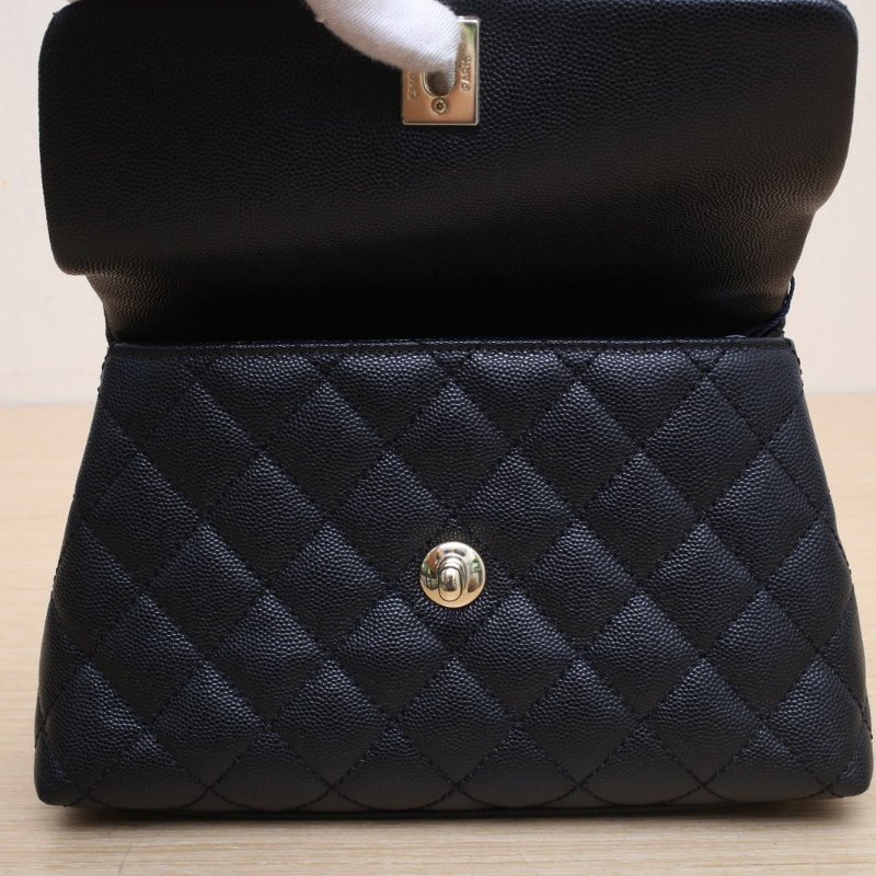 CHANEL CocoHandle小號黑色荔枝牛皮31開淺金扣肩背包-3