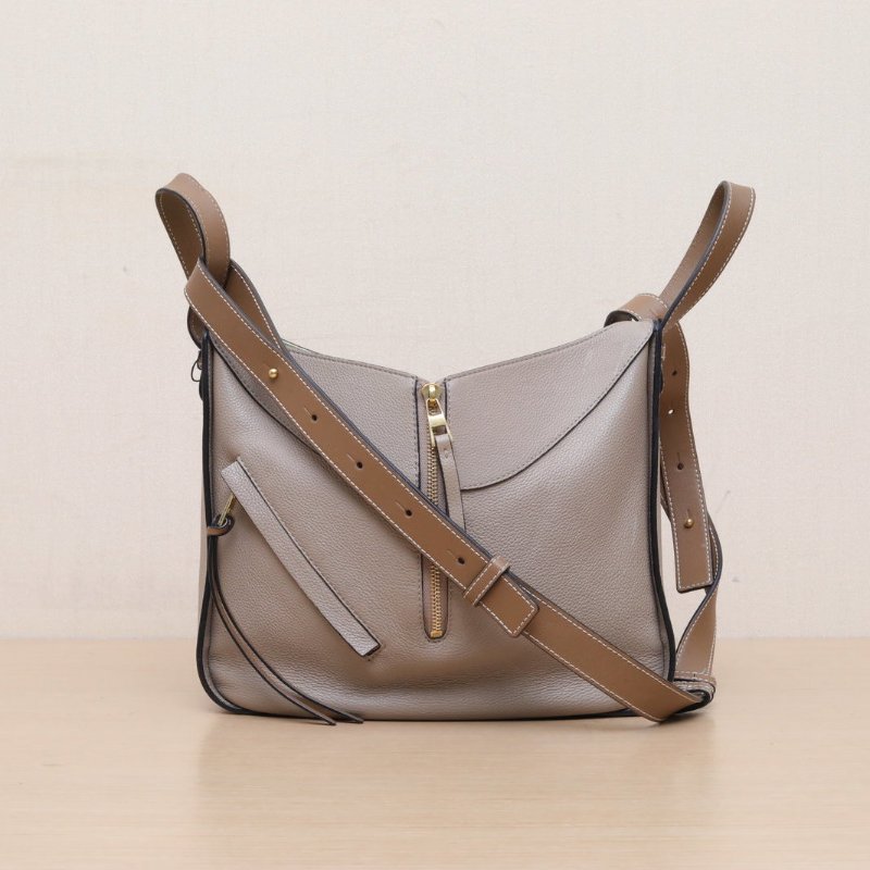 LOEWE Hammock吊床包經典單色中號灰色牛皮金扣肩背包-1