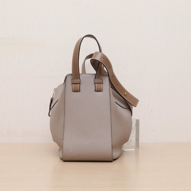 LOEWE Hammock吊床包經典單色中號灰色牛皮金扣肩背包-4