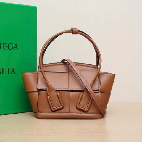 BOTTEGA VENETA Arcomini19棕色牛皮肩背包