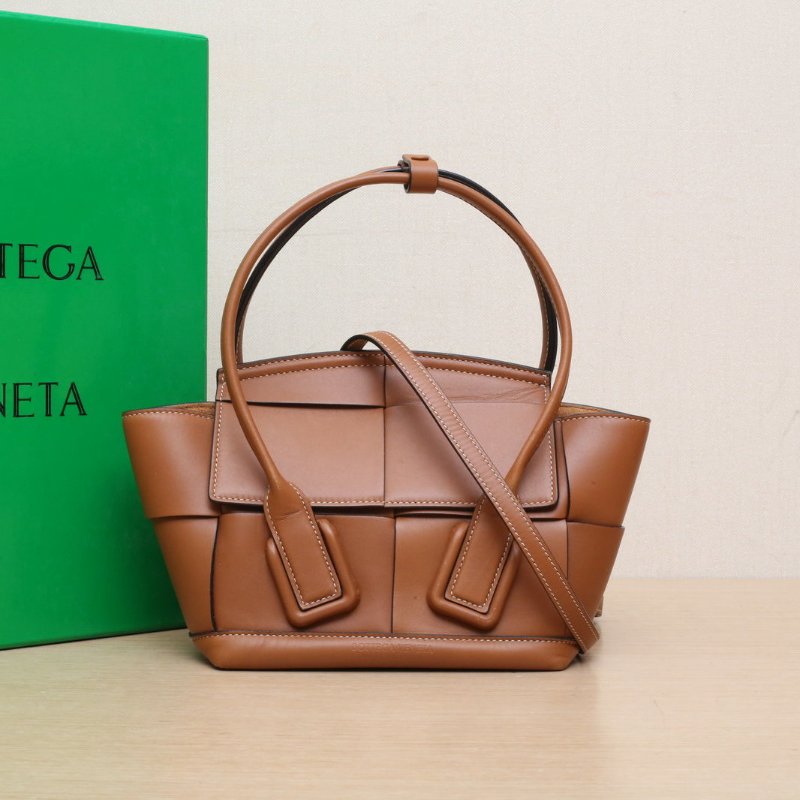 BOTTEGA VENETA Arcomini19棕色牛皮肩背包-0
