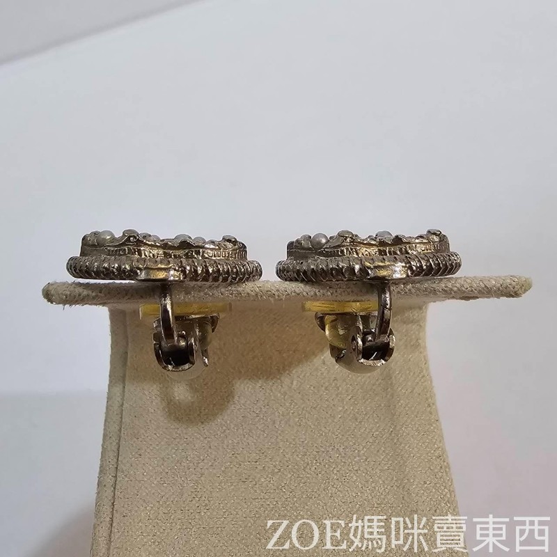 Chanel 銀色雙C造型鑲圓形珍珠點鑽耳夾式耳環-5