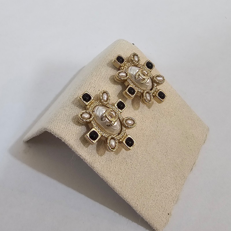 Chanel 淡金邊鑲白橢圓珍珠嵌雙C logo 白珍珠黑琺瑯點綴耳針式耳環-1