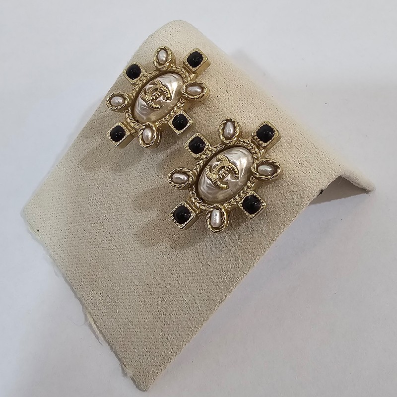 Chanel 淡金邊鑲白橢圓珍珠嵌雙C logo 白珍珠黑琺瑯點綴耳針式耳環-2