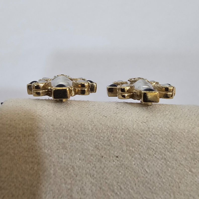 Chanel 淡金邊鑲白橢圓珍珠嵌雙C logo 白珍珠黑琺瑯點綴耳針式耳環-3