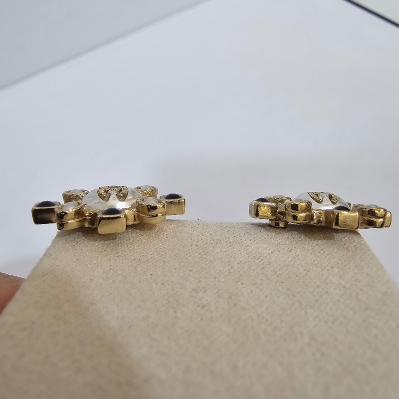 Chanel 淡金邊鑲白橢圓珍珠嵌雙C logo 白珍珠黑琺瑯點綴耳針式耳環-4