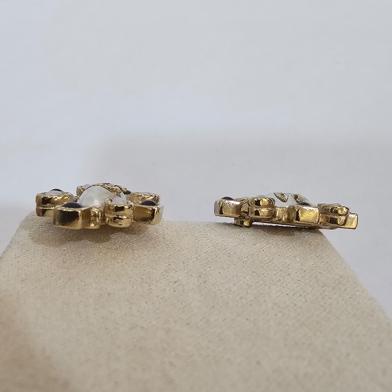 Chanel 淡金邊鑲白橢圓珍珠嵌雙C logo 白珍珠黑琺瑯點綴耳針式耳環-5