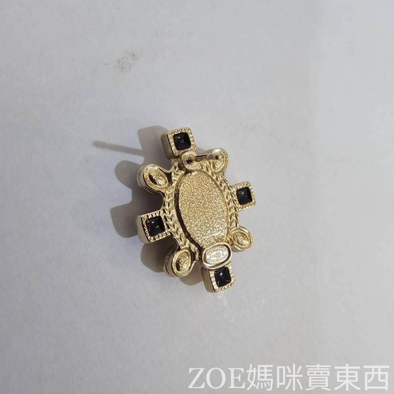 Chanel 淡金邊鑲白橢圓珍珠嵌雙C logo 白珍珠黑琺瑯點綴耳針式耳環-6