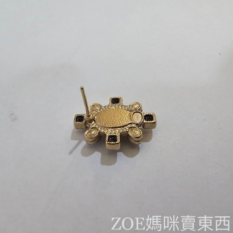 Chanel 淡金邊鑲白橢圓珍珠嵌雙C logo 白珍珠黑琺瑯點綴耳針式耳環-7