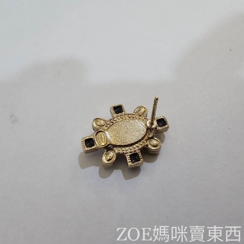 Chanel 淡金邊鑲白橢圓珍珠嵌雙C logo 白珍珠黑琺瑯點綴耳針式耳環-8