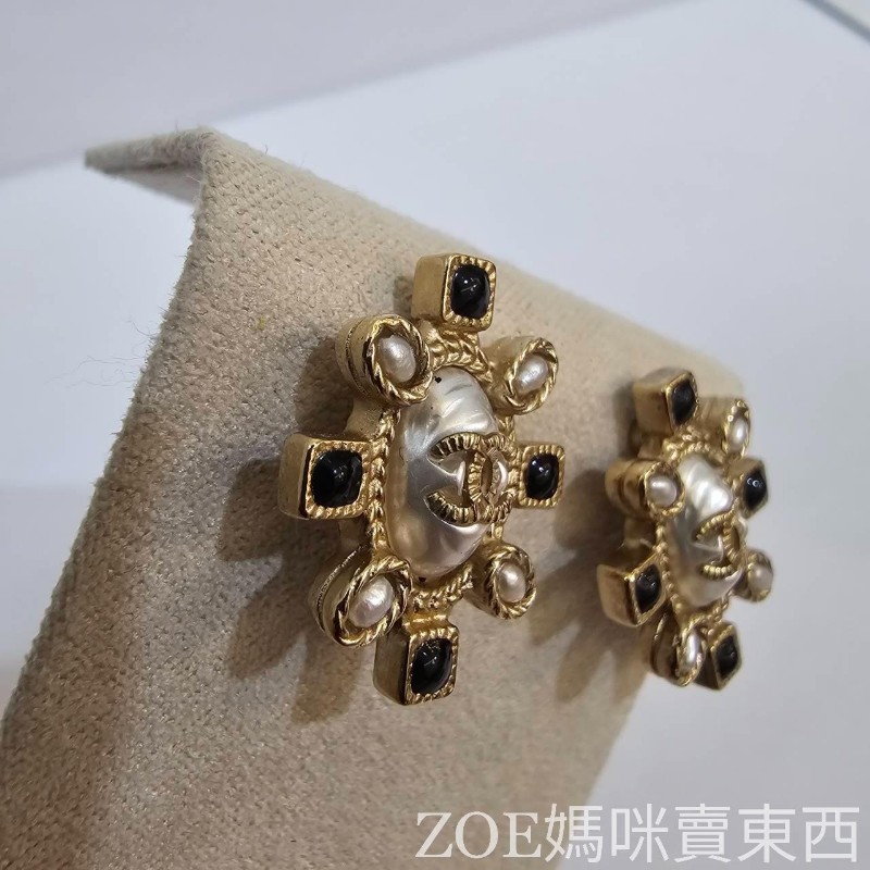 Chanel 淡金邊鑲白橢圓珍珠嵌雙C logo 白珍珠黑琺瑯點綴耳針式耳環-13