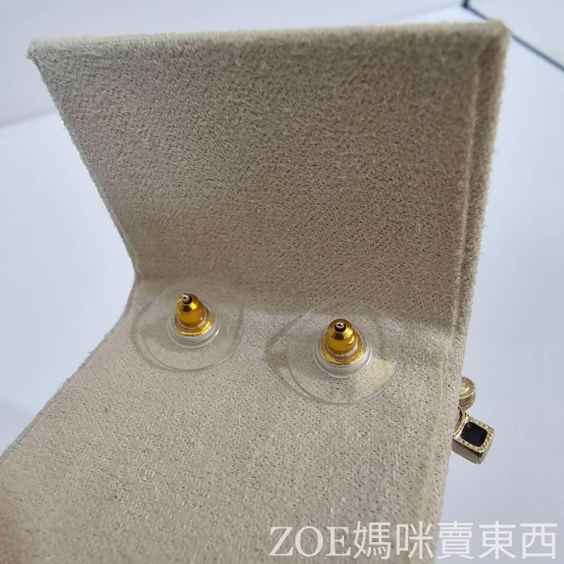 Chanel 淡金邊鑲白橢圓珍珠嵌雙C logo 白珍珠黑琺瑯點綴耳針式耳環-16