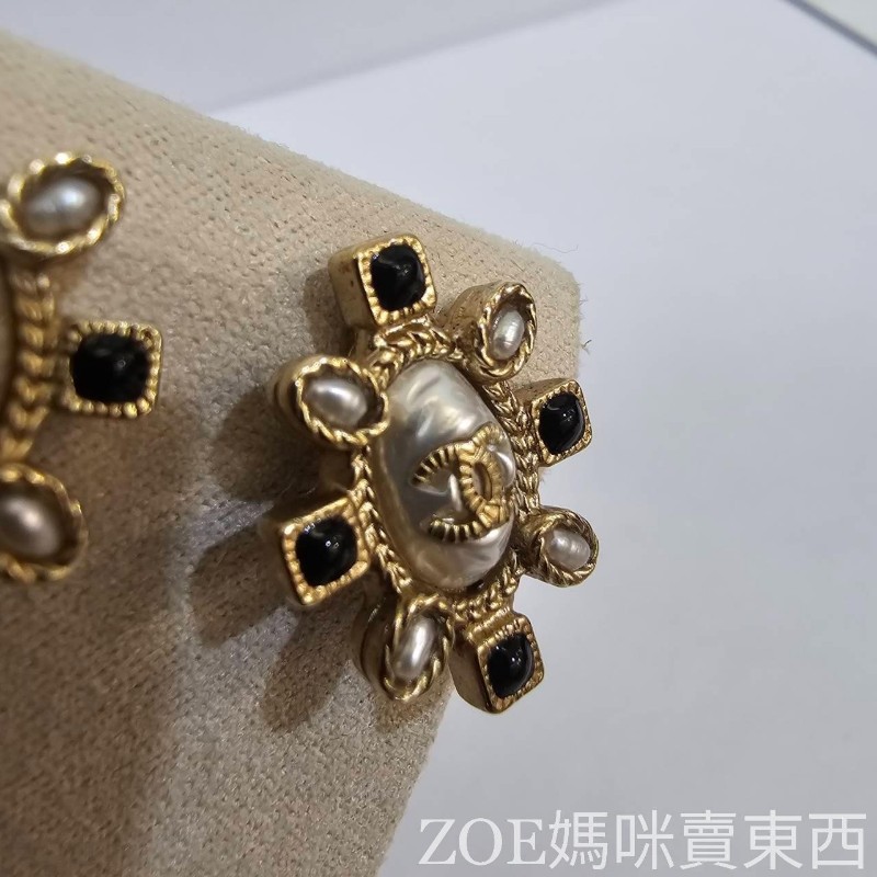 Chanel 淡金邊鑲白橢圓珍珠嵌雙C logo 白珍珠黑琺瑯點綴耳針式耳環-19