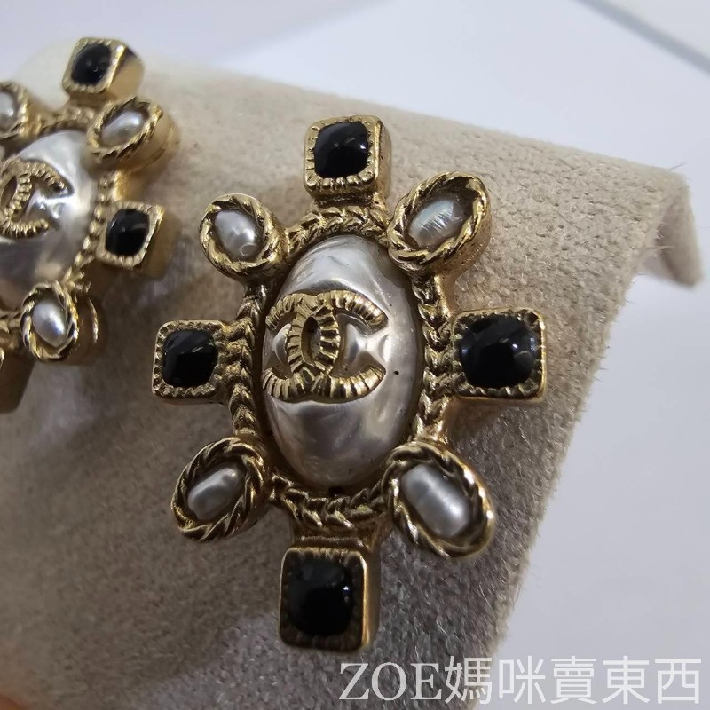 Chanel 淡金邊鑲白橢圓珍珠嵌雙C logo 白珍珠黑琺瑯點綴耳針式耳環-20