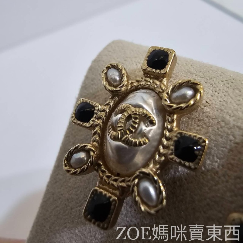 Chanel 淡金邊鑲白橢圓珍珠嵌雙C logo 白珍珠黑琺瑯點綴耳針式耳環-21