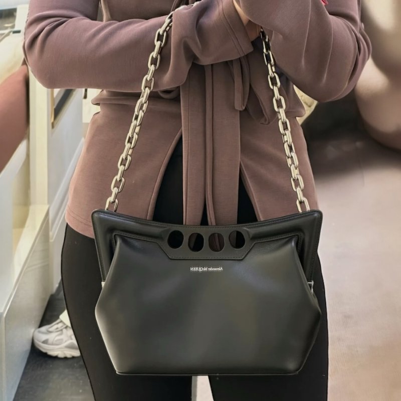 🎊佳節特賣🎁Alexander Mcqueen 小款 The Peak 小牛皮包 黑色-1