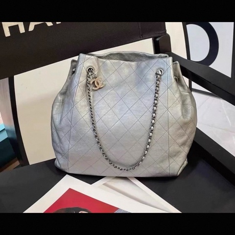 Chanel 銀色荔枝紋牛皮福袋包 錢袋子 98新 小眾不撞款 鐳射21開 31×30cm