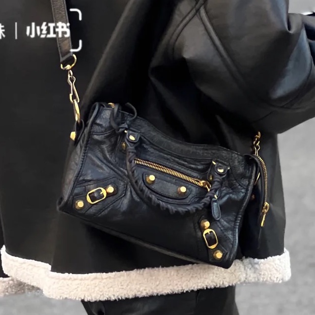 冬日必備❄️原價7w+😍Balenciaga巴黎世家黑金classic mini city機車包單肩斜挎包-3
