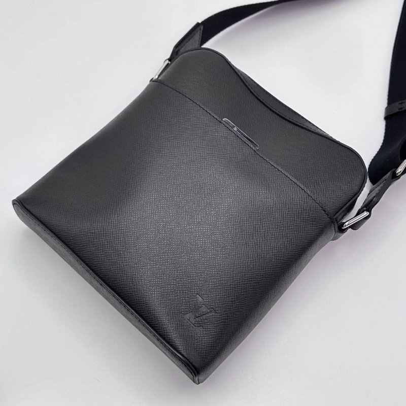 LV 黑色男款肩背斜背包 21*23*6 98新配件塵袋購證-1