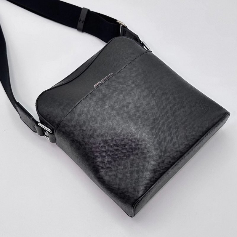 LV 黑色男款肩背斜背包 21*23*6 98新配件塵袋購證-2