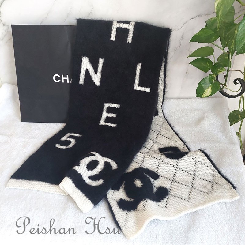 CHANEL 香奈兒 🎀現貨實拍 🎀熊貓 爆款 字母logo 雙面 羊絨 圍巾 批肩 黑白-0