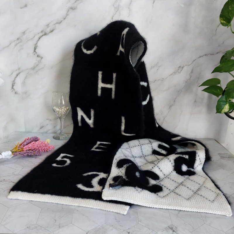 CHANEL 香奈兒 🎀現貨實拍 🎀熊貓 爆款 字母logo 雙面 羊絨 圍巾 批肩 黑白-1