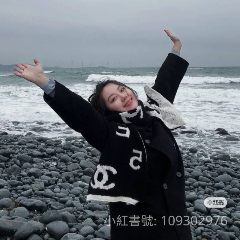 CHANEL 香奈兒 🎀現貨實拍 🎀熊貓 爆款 字母logo 雙面 羊絨 圍巾 批肩 黑白-5