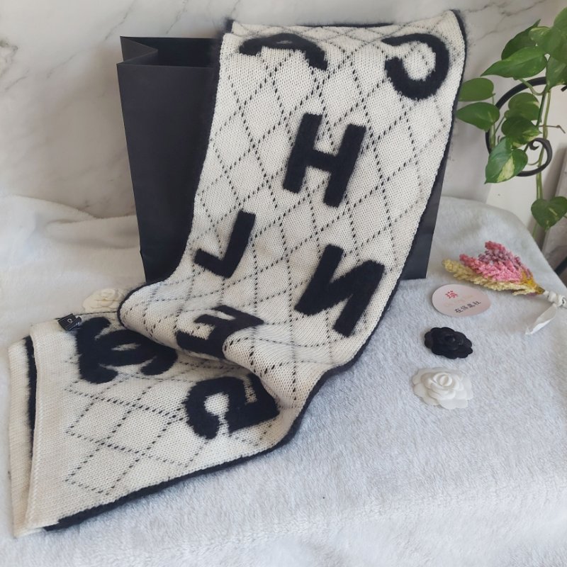 CHANEL 香奈兒 🎀現貨實拍 🎀熊貓 爆款 字母logo 雙面 羊絨 圍巾 批肩 黑白-8