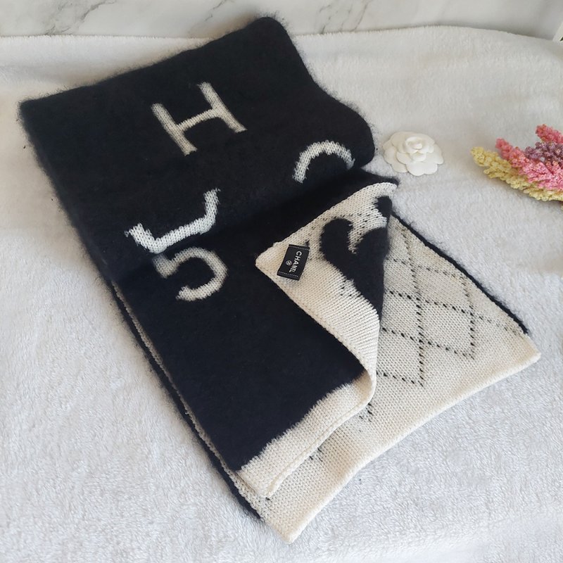 CHANEL 香奈兒 🎀現貨實拍 🎀熊貓 爆款 字母logo 雙面 羊絨 圍巾 批肩 黑白-9