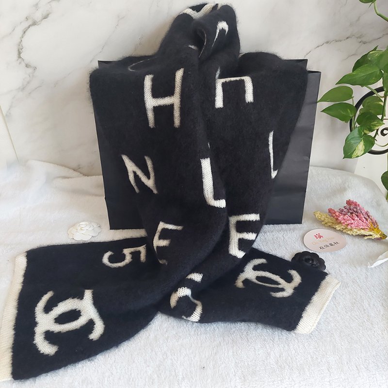CHANEL 香奈兒 🎀現貨實拍 🎀熊貓 爆款 字母logo 雙面 羊絨 圍巾 批肩 黑白-10