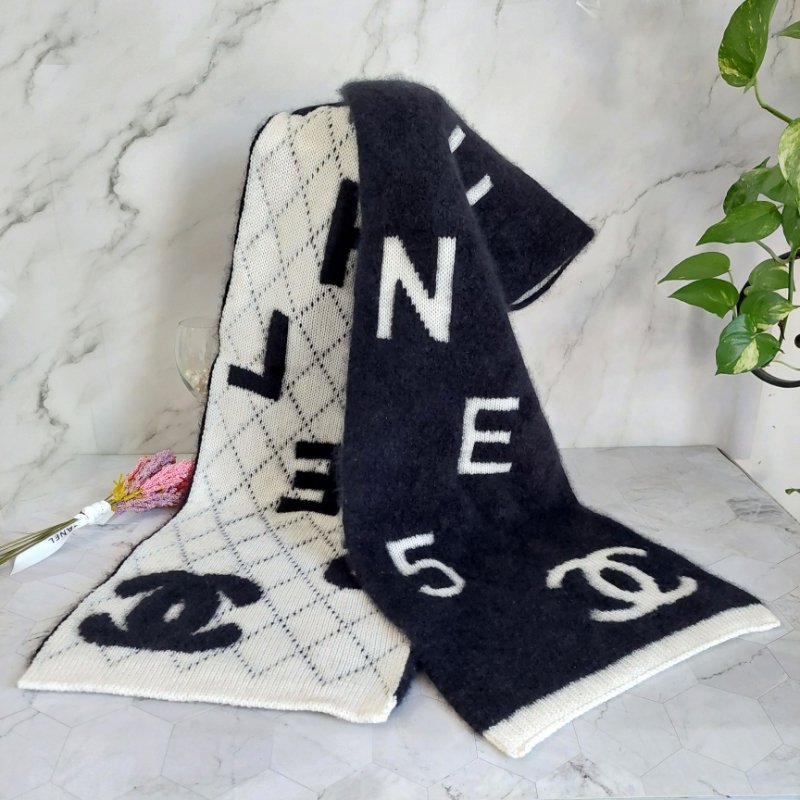 CHANEL 香奈兒 🎀現貨實拍 🎀熊貓 爆款 字母logo 雙面 羊絨 圍巾 批肩 黑白-13