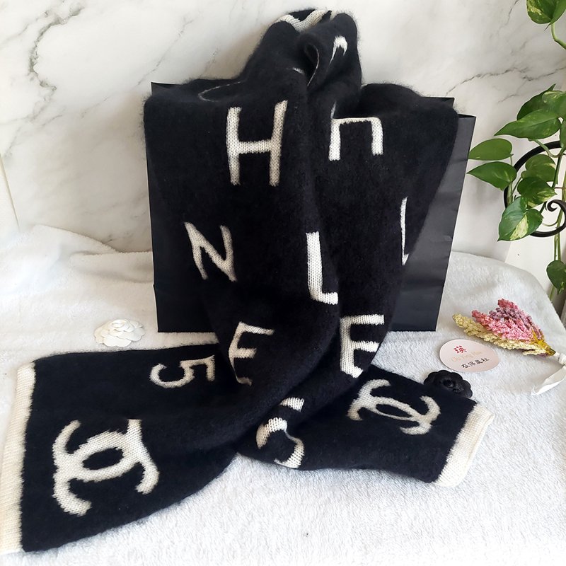 CHANEL 香奈兒 🎀現貨實拍 🎀熊貓 爆款 字母logo 雙面 羊絨 圍巾 批肩 黑白-14